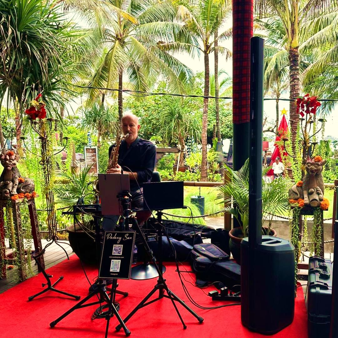 Christmas brunch saxophonist performance in a luxury beach house restaurant in Bali