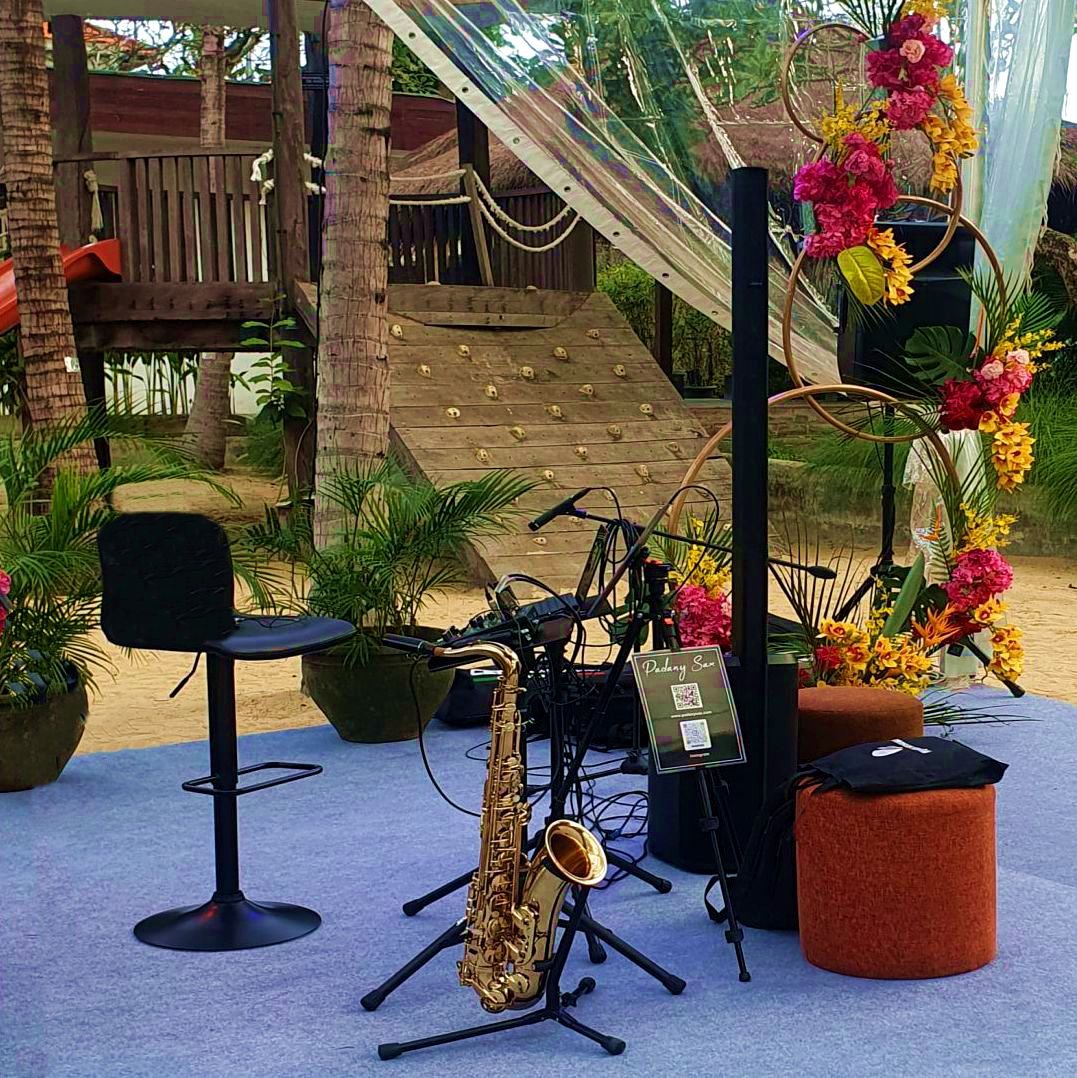 Bali wedding saxophonist performing at a high-end reception in Bali