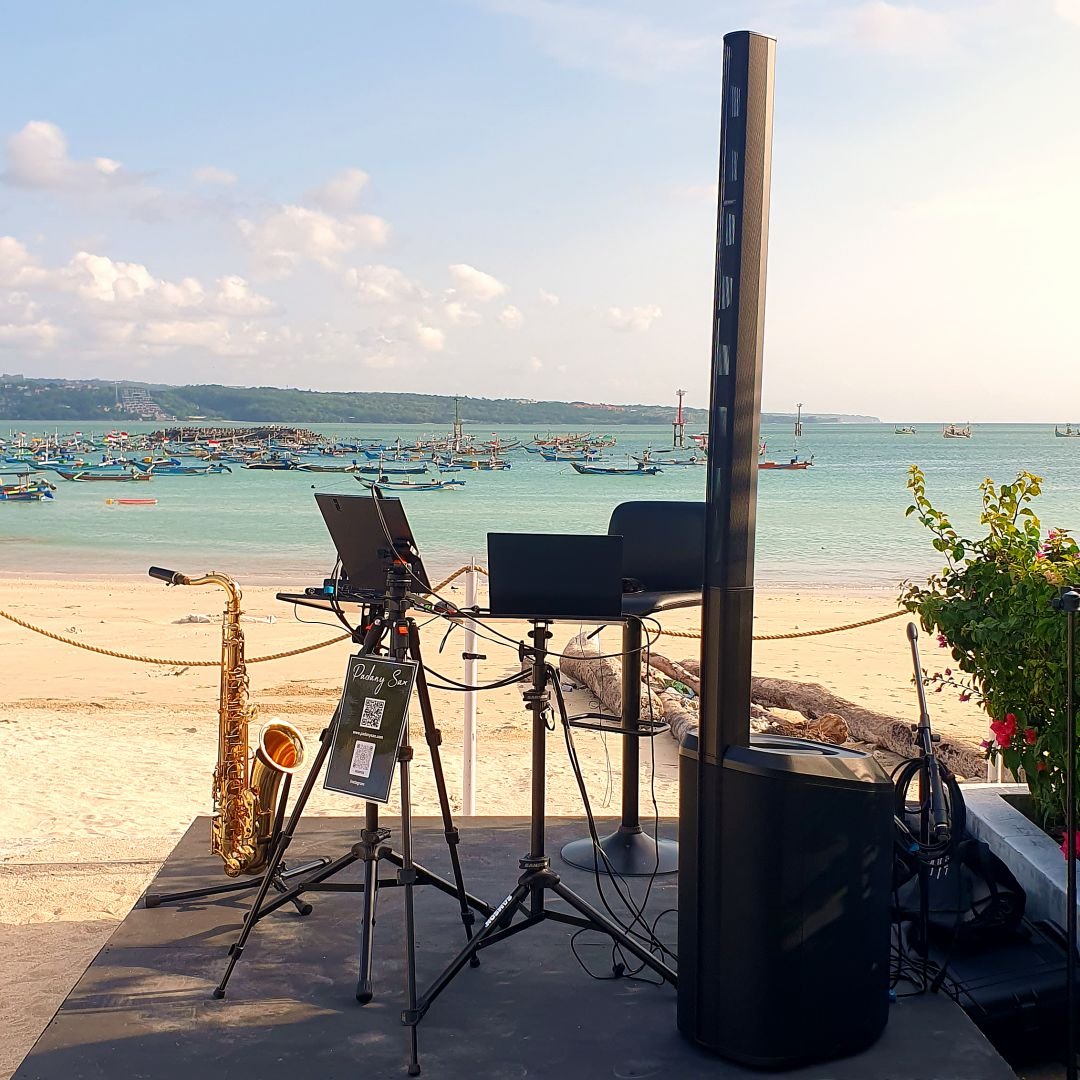 Refined saxophone ambiance in a restaurant with ocean view in Bali