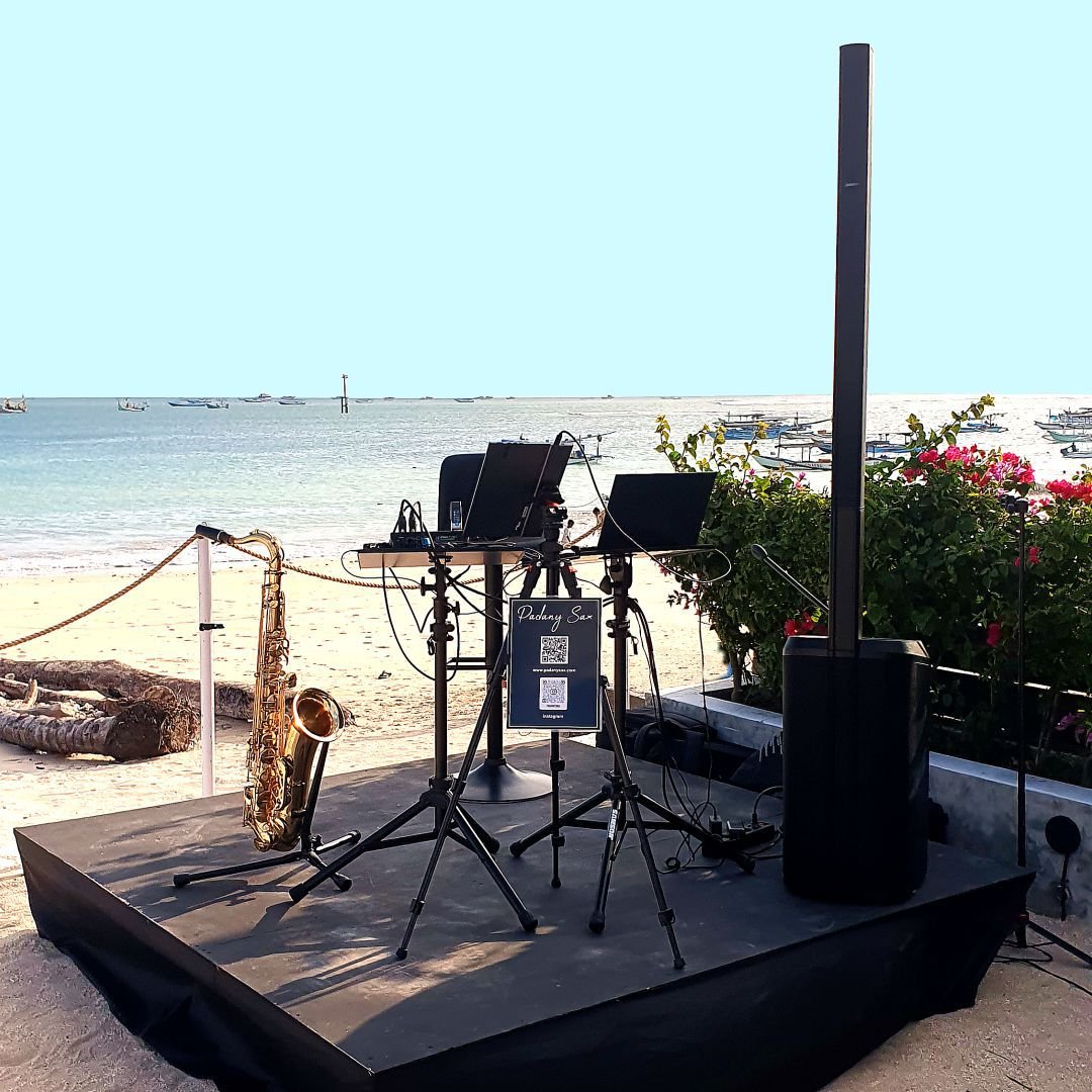 Sunset live music atmosphere with romantic saxophone ambiance for a seaside dinner