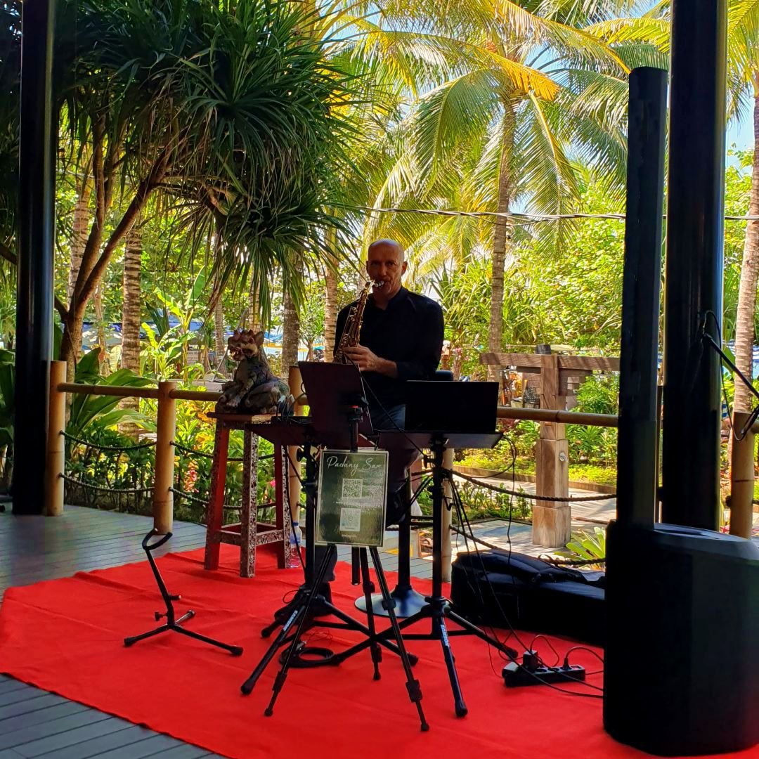 Saxophonist Bali beach house with Live relaxed jazz for a welcome cocktail