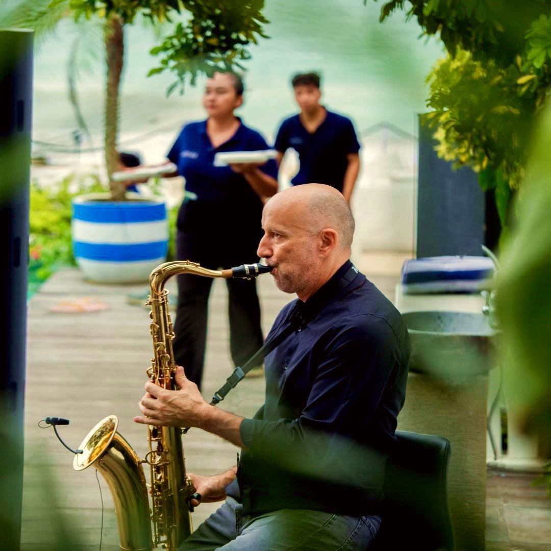 Fine dining venue saxophonist in Bali, chic and elegant saxophone ambiance for a romantic dinner in front of the ocean.