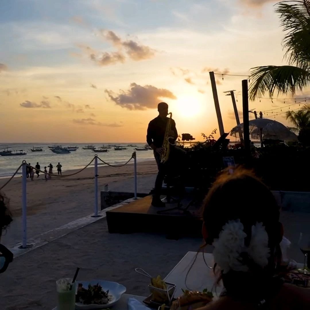 Sunset live music in Bali with elegant saxophone atmosphere