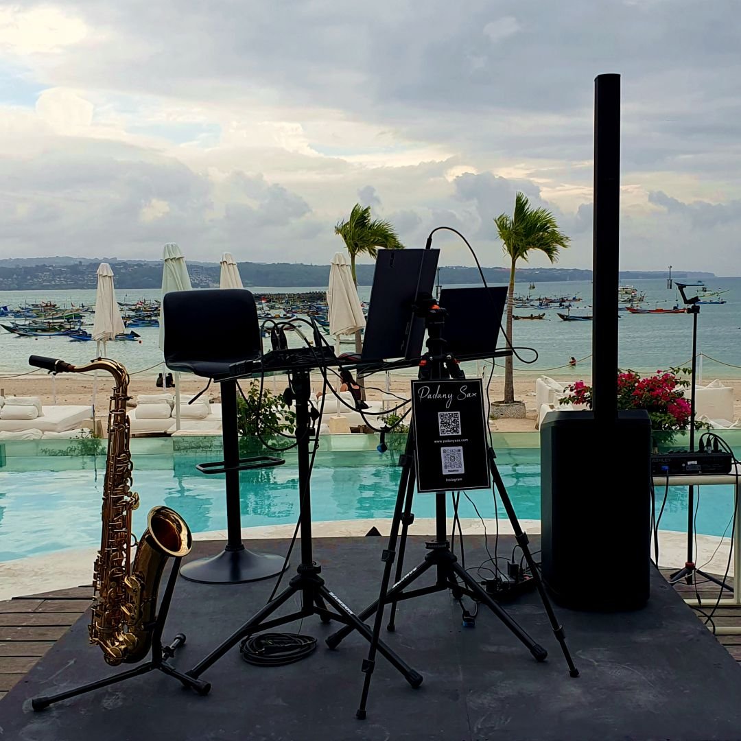 Romantic saxophone music for a seaside reception