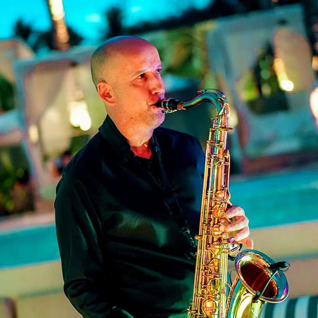 Chic and elegant saxophone ambiance for a romantic dinner