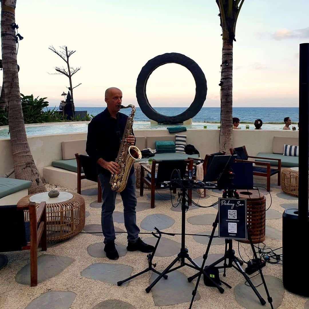 Refined saxophone ambiance in a beach lounge with ocean view in Bali