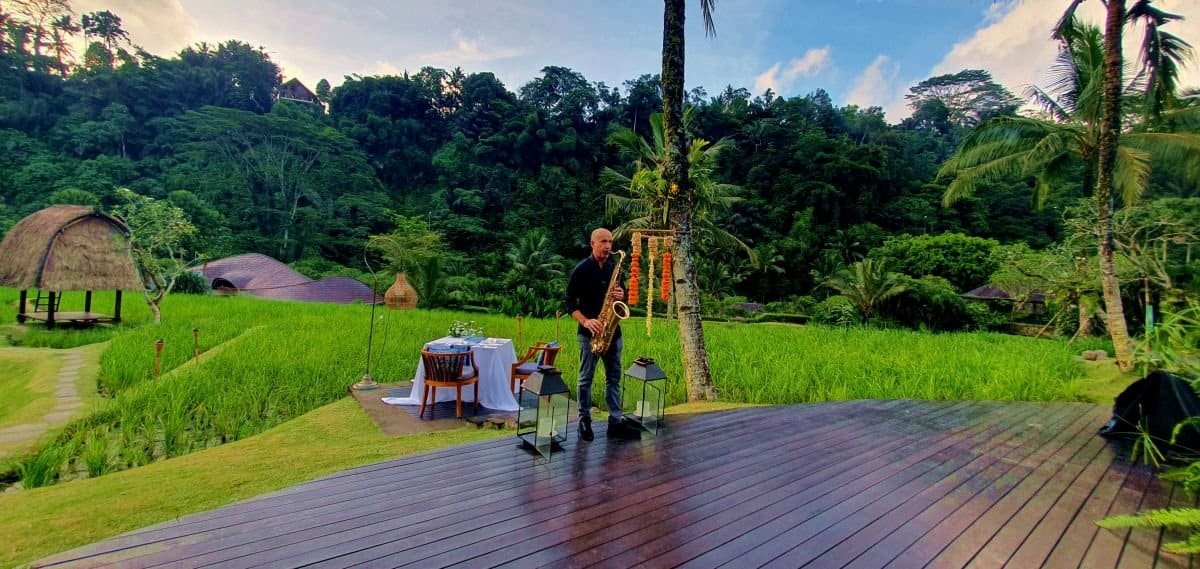 Bali entertainment for Christmas Eve at a luxury hotel