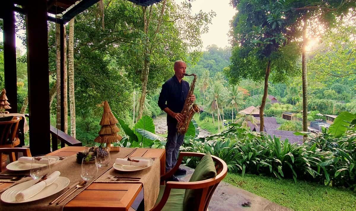 Bali entertainment with live music in fine dining restaurant