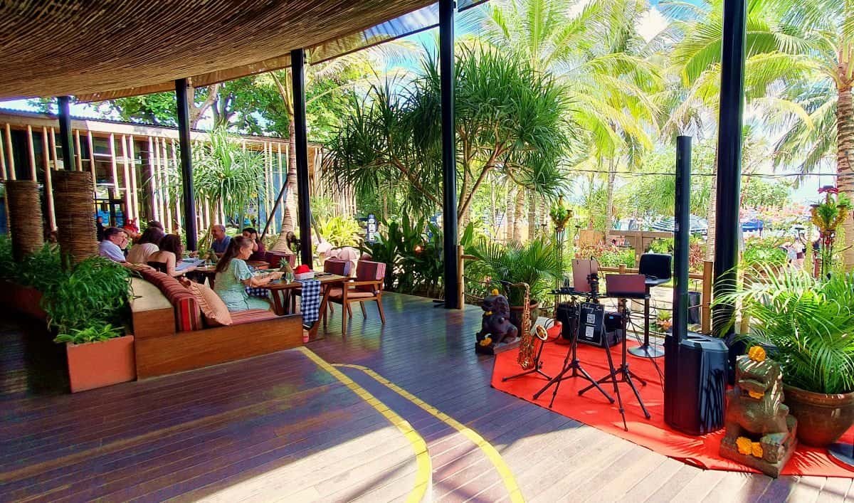 guests enjoying christmas brunch with bali music entertainment at byrd house bali