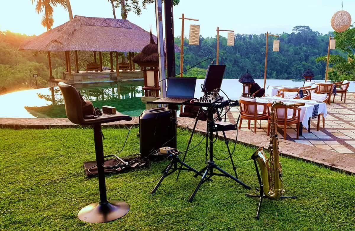 Live saxophone entertainment by Padany Sax during an elegant dinner event at Amandari Bali luxury resort.