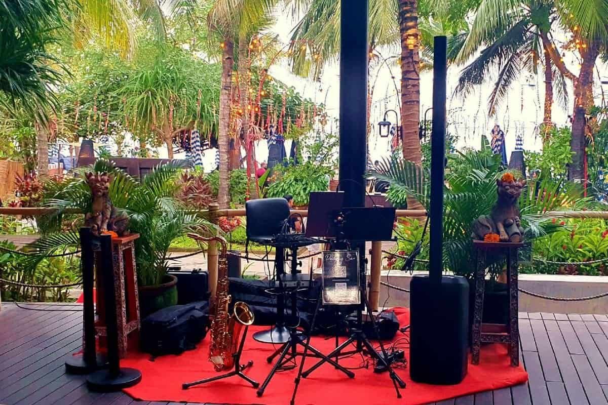 Live saxophone entertainment by Padany Sax at a luxury Bali resort during Valentine&rsquo;s Day 2026 creating an elegant romantic atmosphere.